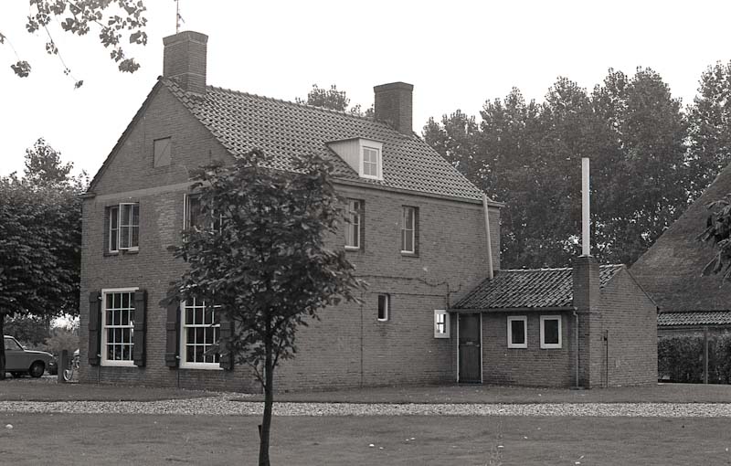 1975-08 Boerderij Louisa Hof achtergevel huis.