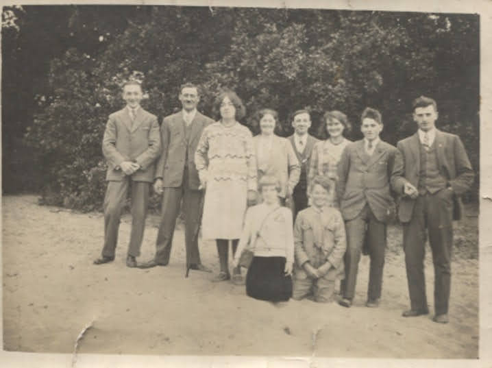 Van links naar rechts Eug&egrave;ne van den Eijnden - Fons van den Eijnden - Anna van den Eijnden - Marie Bogers getrouwd met Emile van den Eijnden - onbekend - onbekend - Adrianus van den Eijnden (de brouwer van de Halve Maan te Halsteren) op de voorgrond Lies van den Eijnden en Adrie van den Eijnden 