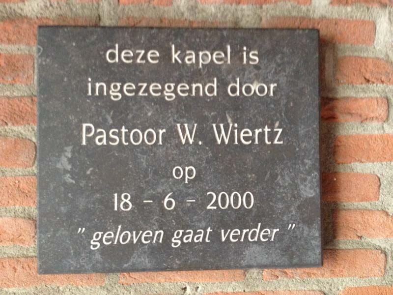 pastoor Wiertz heeft de kapel ingezegend