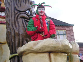 De jeugdnar met Carnaval in Lepelstraat met de kinderoptocht