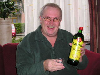 Frank Bogers ontvangt een fles Hartevelt jenever