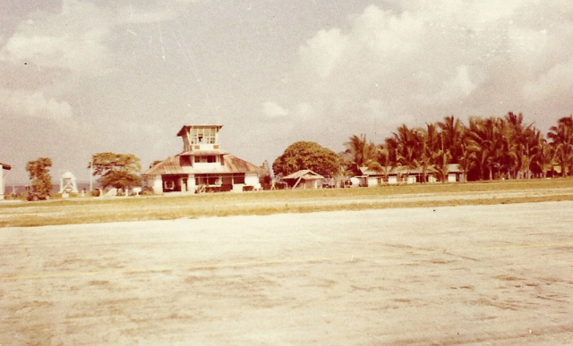 Verkeerstoren van het vliegveldje in Jefman