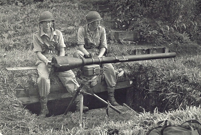  Groot geschut op verdedigings heuvel van Sorong