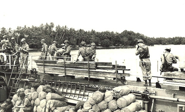 Op weg met de boot van Sorong naar het eiland Jefman. Let ook eens op de plunje zakken.