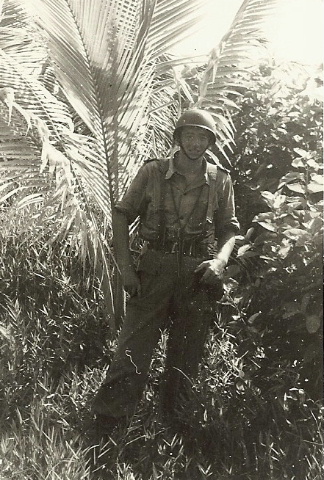 Maarten van Eekelen als soldaat in de busch