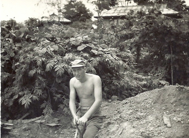 24 - Maarten bezig met het uitgraven van een stellingshut