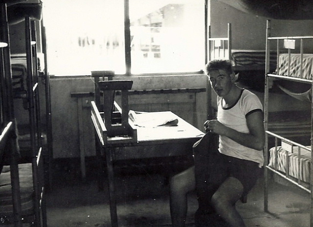 soldaten kleding repareren