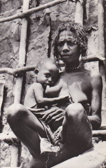 vrouw met baby kampong