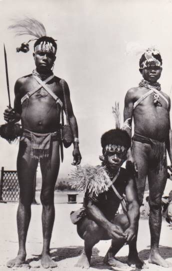 papoea mannen kampong