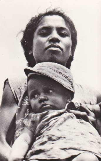 papoea vrouw kampong