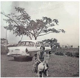 Margret Vreedenburg met hond in Sorong.